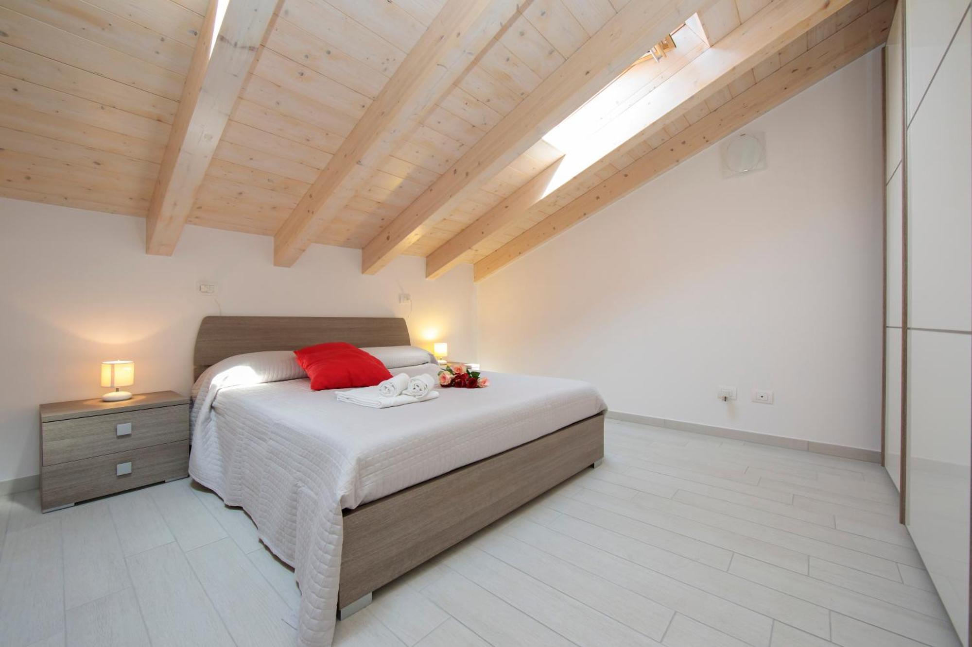 Silver Lake Apartment - Happy Rentals Angera Exteriör bild
