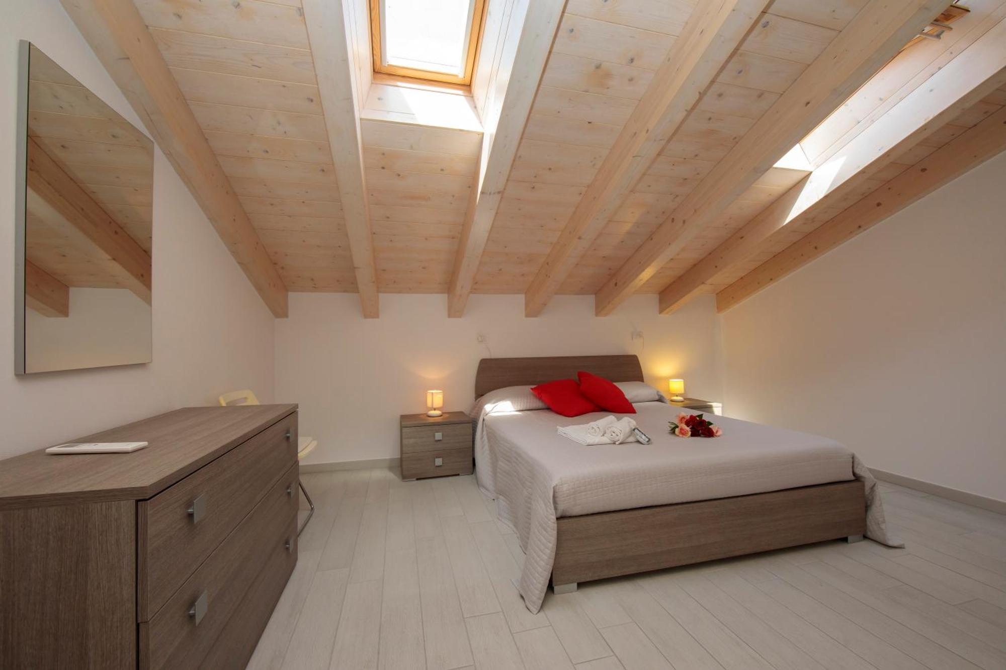 Silver Lake Apartment - Happy Rentals Angera Exteriör bild